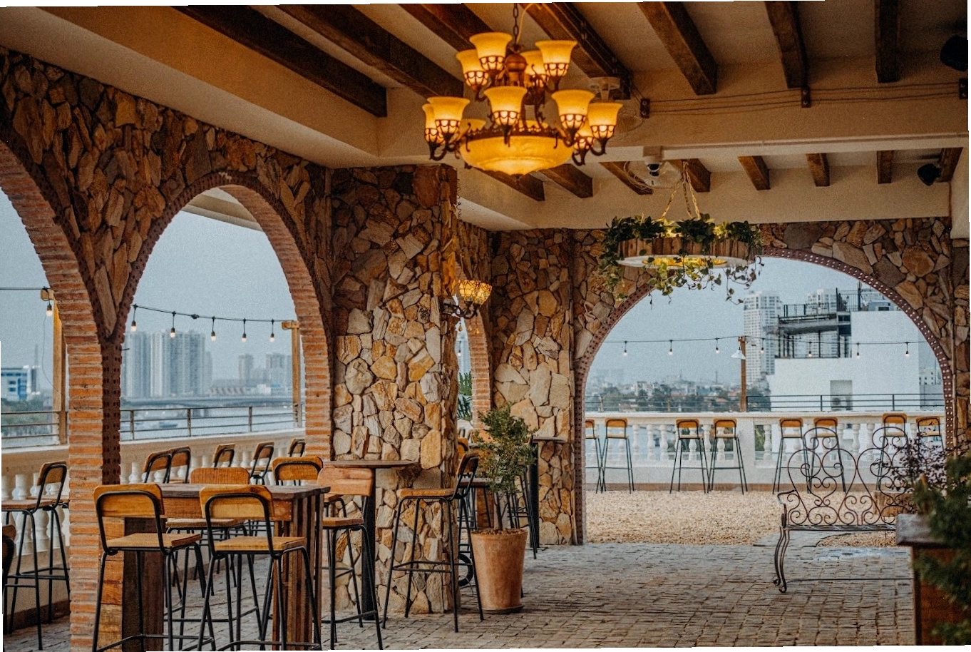 Khung cảnh lãng mạn khi thành phố lên đèn tại Chạng Vạng Rooftop