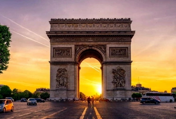 Khung cảnh mặt trời lặn tuyệt đẹp ngang qua cổng Khải Hoàn Môn Paris