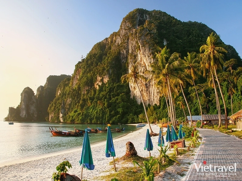 Khung cảnh ngoạn mục của Đảo Phi Phi, một trong những điểm đến nổi tiếng ở Phuket