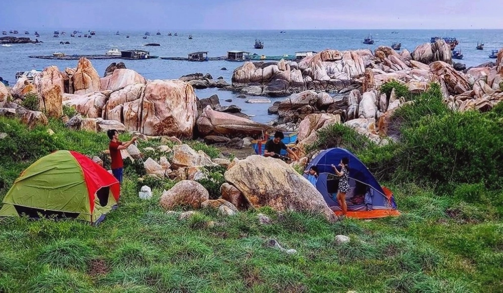 Khung cảnh nhìn từ đỉnh hải đăng Kê Gà
