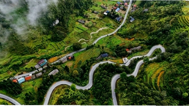 Khung cảnh núi non hùng vĩ nhìn từ Dốc Chín Khoanh