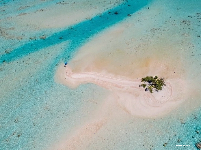 Khung cảnh núi non hùng vĩ và biển xanh ngắt tại Polynesia thuộc Pháp
