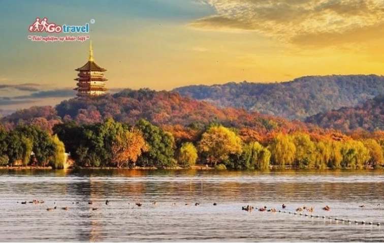 Khung cảnh thanh bình của Thắng Cảnh Hồ Tây