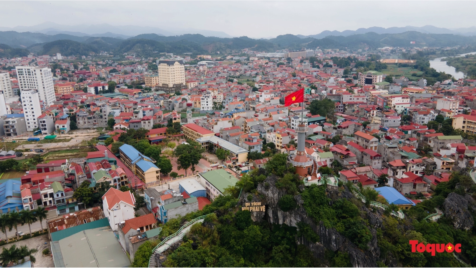 Khung cảnh thanh bình của thành phố Lạng Sơn dưới chân Cột cờ Phai Vệ