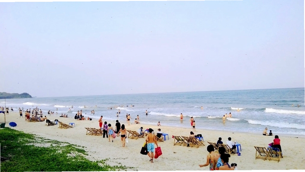 Khung cảnh thanh bình tại bãi biển Minh Châu