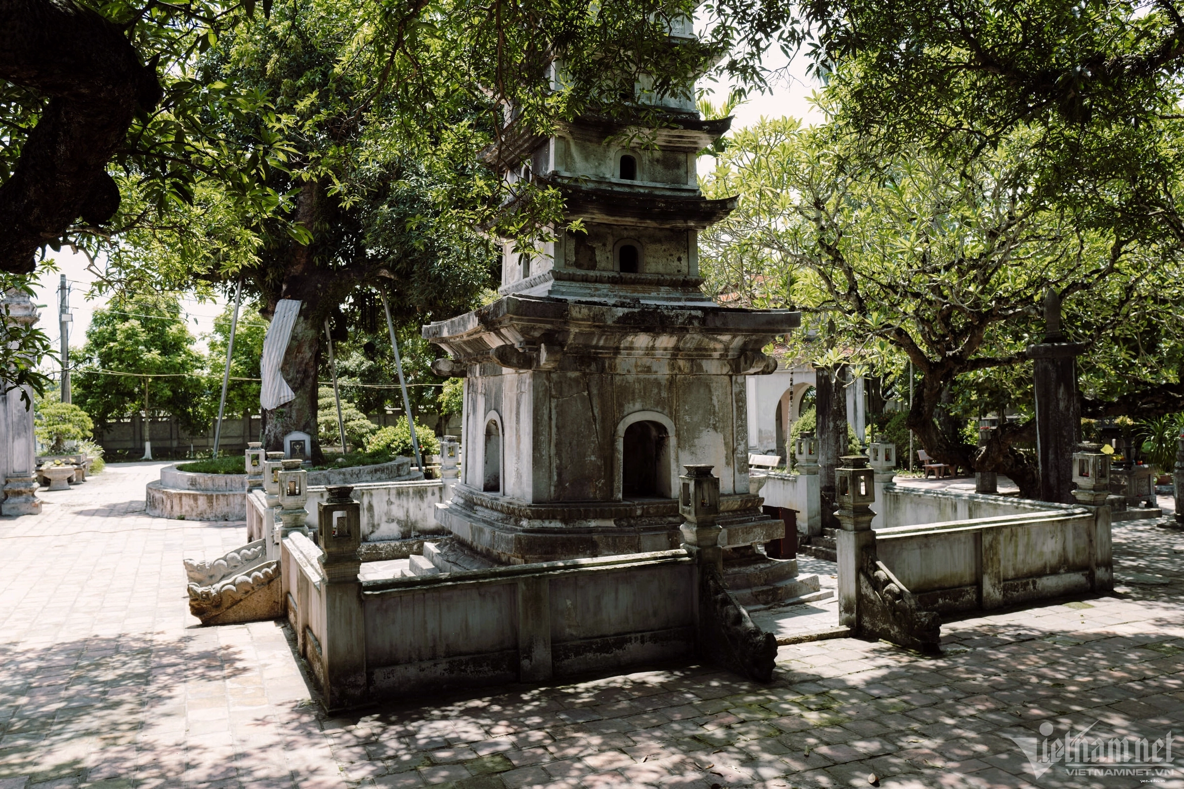 Khung cảnh thanh bình xung quanh Chùa Phổ Minh