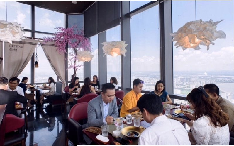Khung cảnh thành phố nhìn từ Landmark 81 Skyview vào buổi tối