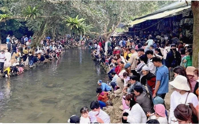 Khung cảnh thiên nhiên thơ mộng tại Hòn Trống Mái