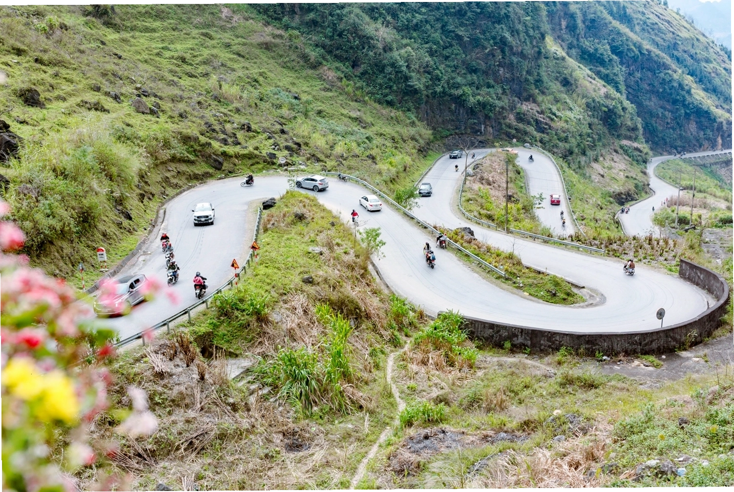 Khung cảnh thiên nhiên tuyệt đẹp quanh Dốc Thẩm Mã