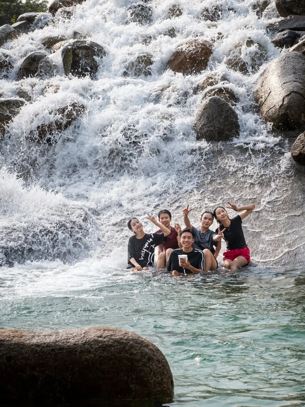 Khung cảnh Thủy Châu mang đến cảm giác thư giãn giữa những hàng cây xanh.