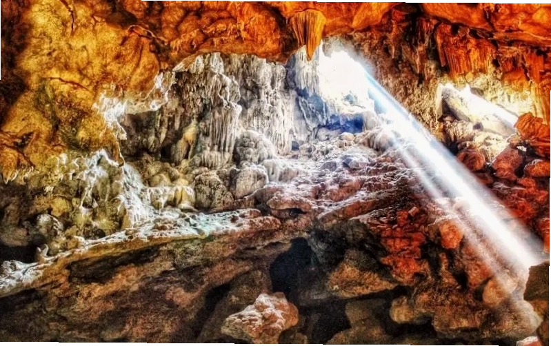 Khung cảnh Vịnh Hạ Long nhìn từ xa