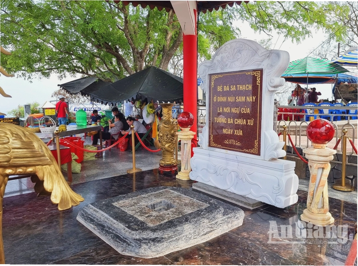 Khung cảnh yên bình quanh khu vực Miếu Bà Chúa Xứ Núi Sam