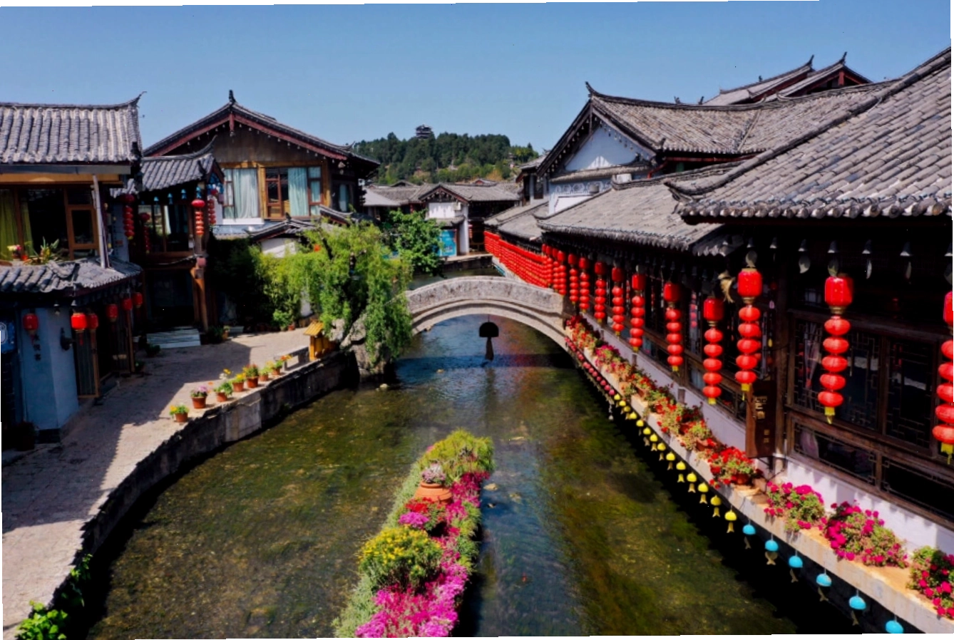 Khung cảnh yên bình tại Shangri La, Vân Nam với những dãy núi hùng vĩ và kiến trúc đặc trưng