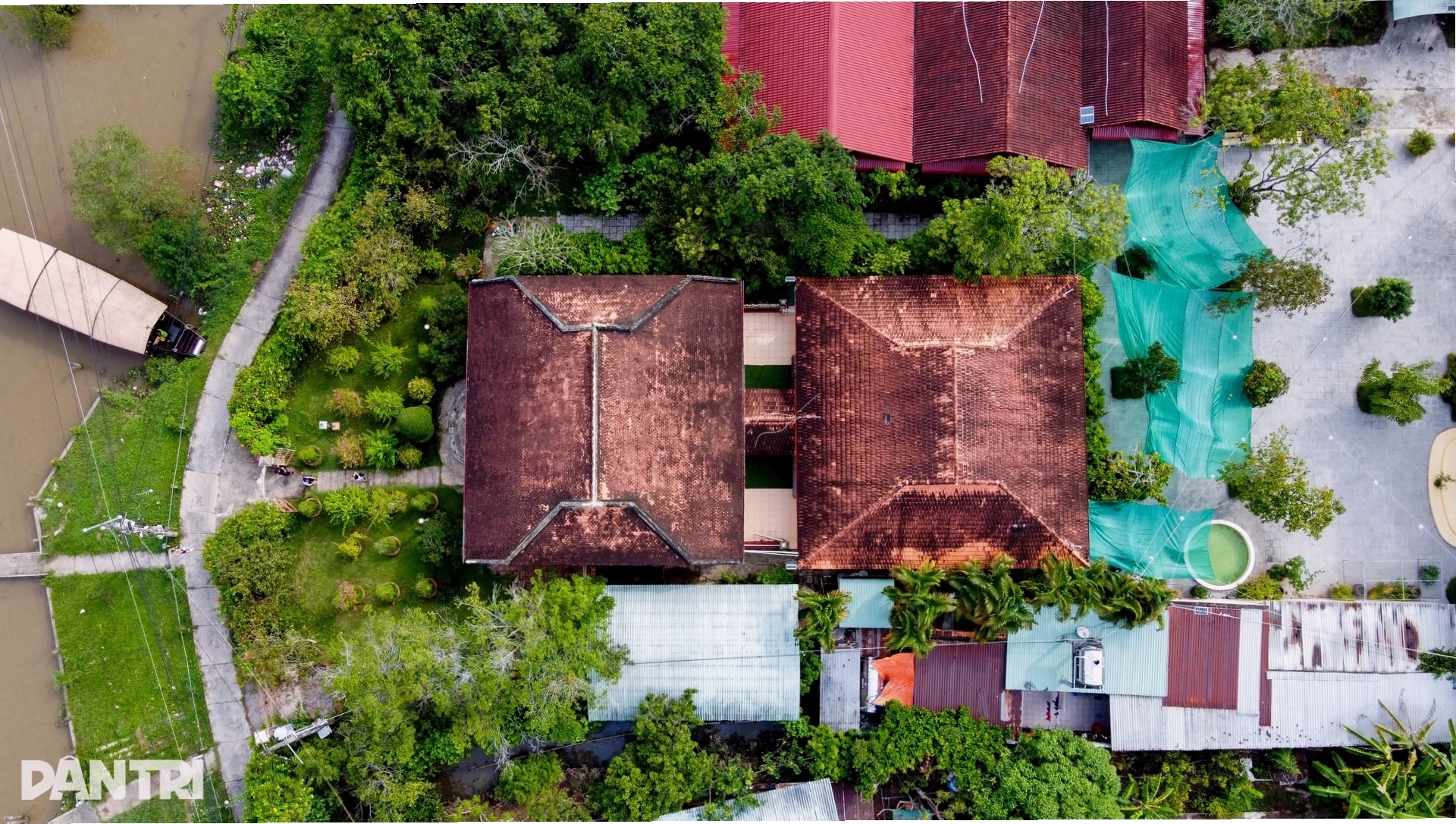 Khung cảnh yên bình ven sông gần Nhà cổ Ba Đức