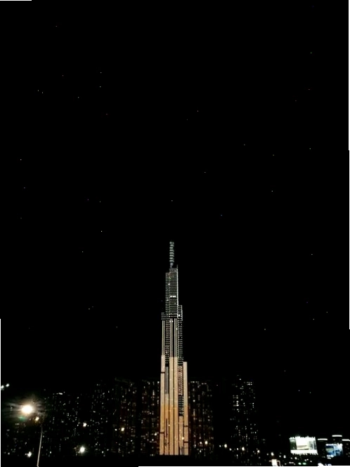 Khung hình chụp Landmark 81 đứng thẳng giữa nền trời đêm lung linh ánh đèn