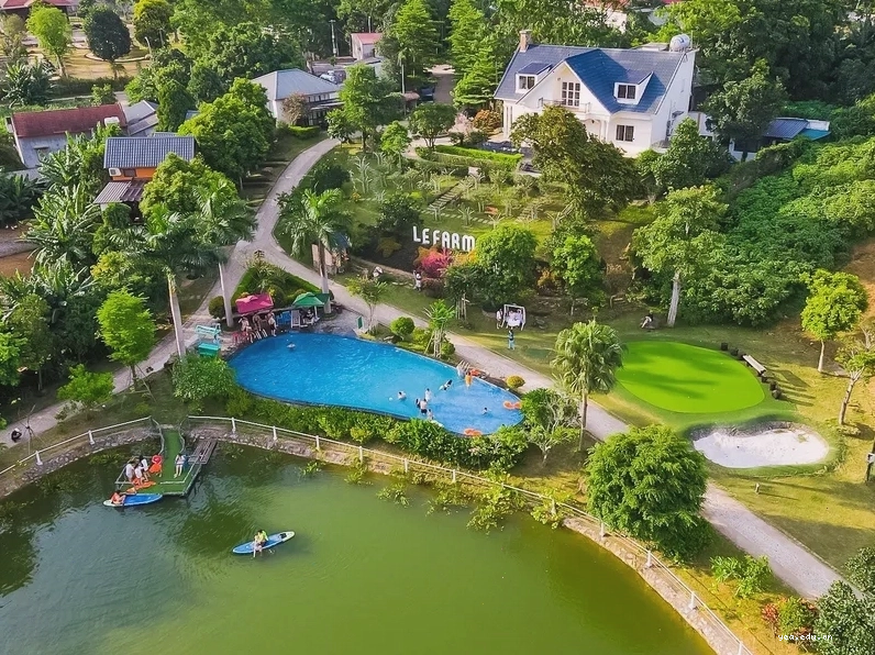 Khuôn viên Le Farm Happy Homestay Ba Vì với không gian xanh mát và bể bơi ngoài trời