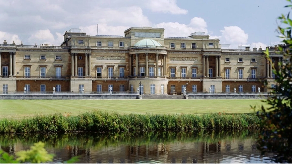 Khuôn viên rộng lớn và xanh mát của Cung điện Buckingham