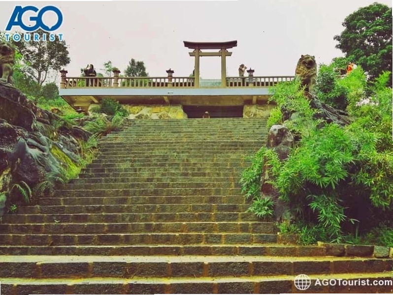 Khuôn viên thanh tịnh chùa Linh Quy Pháp Ấn với cây xanh bao phủ