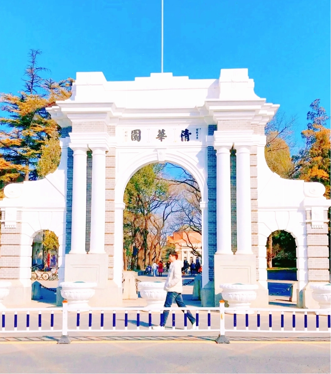 Khuôn viên trường Đại học Thanh Hoa với kiến trúc độc đáo