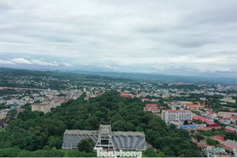 Khuôn viên xanh mát của Biệt điện Bảo Đại