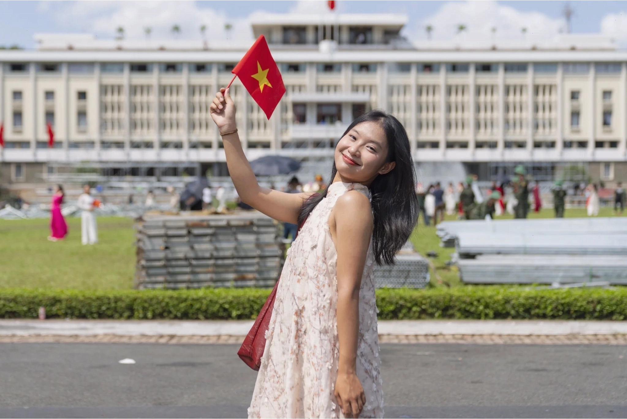 Khuôn viên xanh mát Dinh Độc Lập với nhiều cây cổ thụ