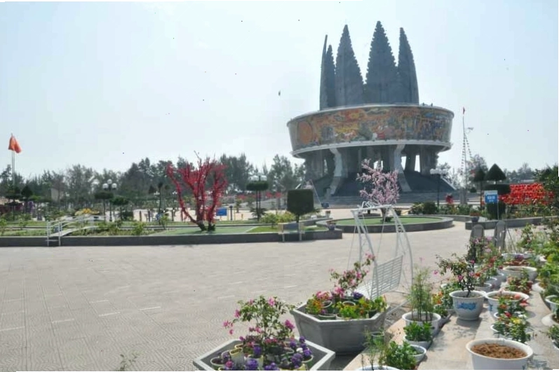 Khuôn viên xanh mát và hoa tại Mũi Sa Vĩ