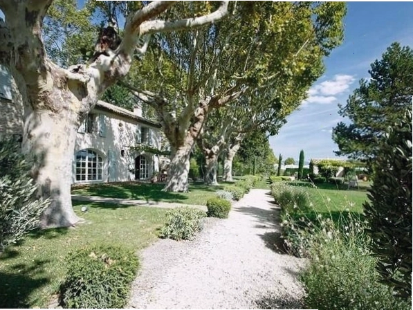 Kiến trúc cổ điển Pháp với mái vòm nhọn của dinh thự Château Beaucharm