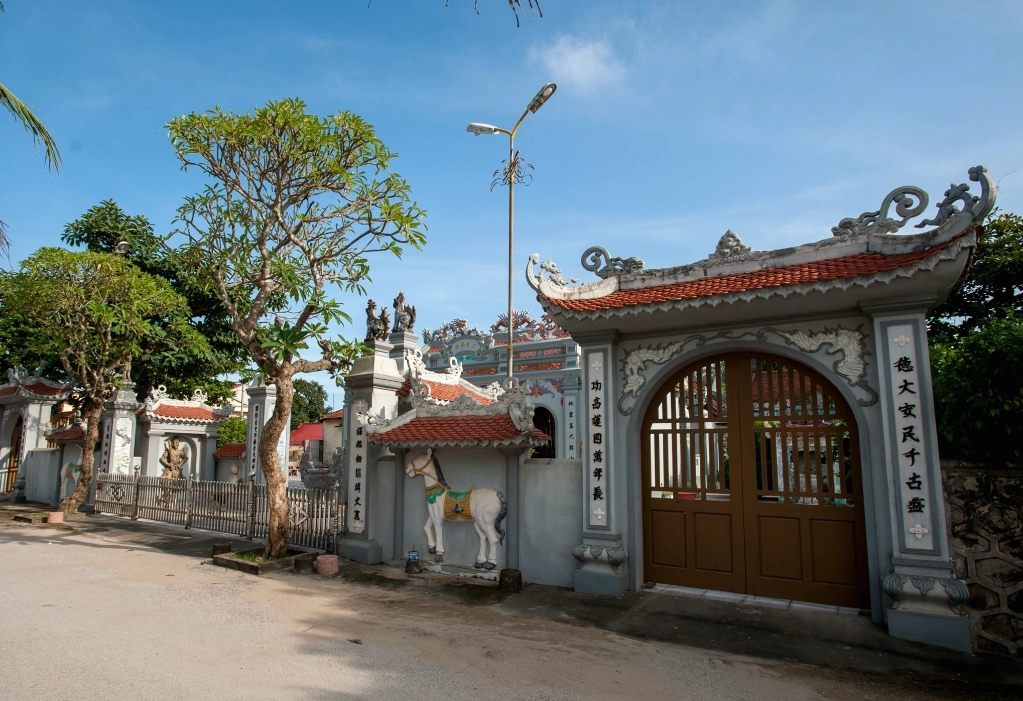 Kiến trúc cổ kính của Đền Vạn Lộc.