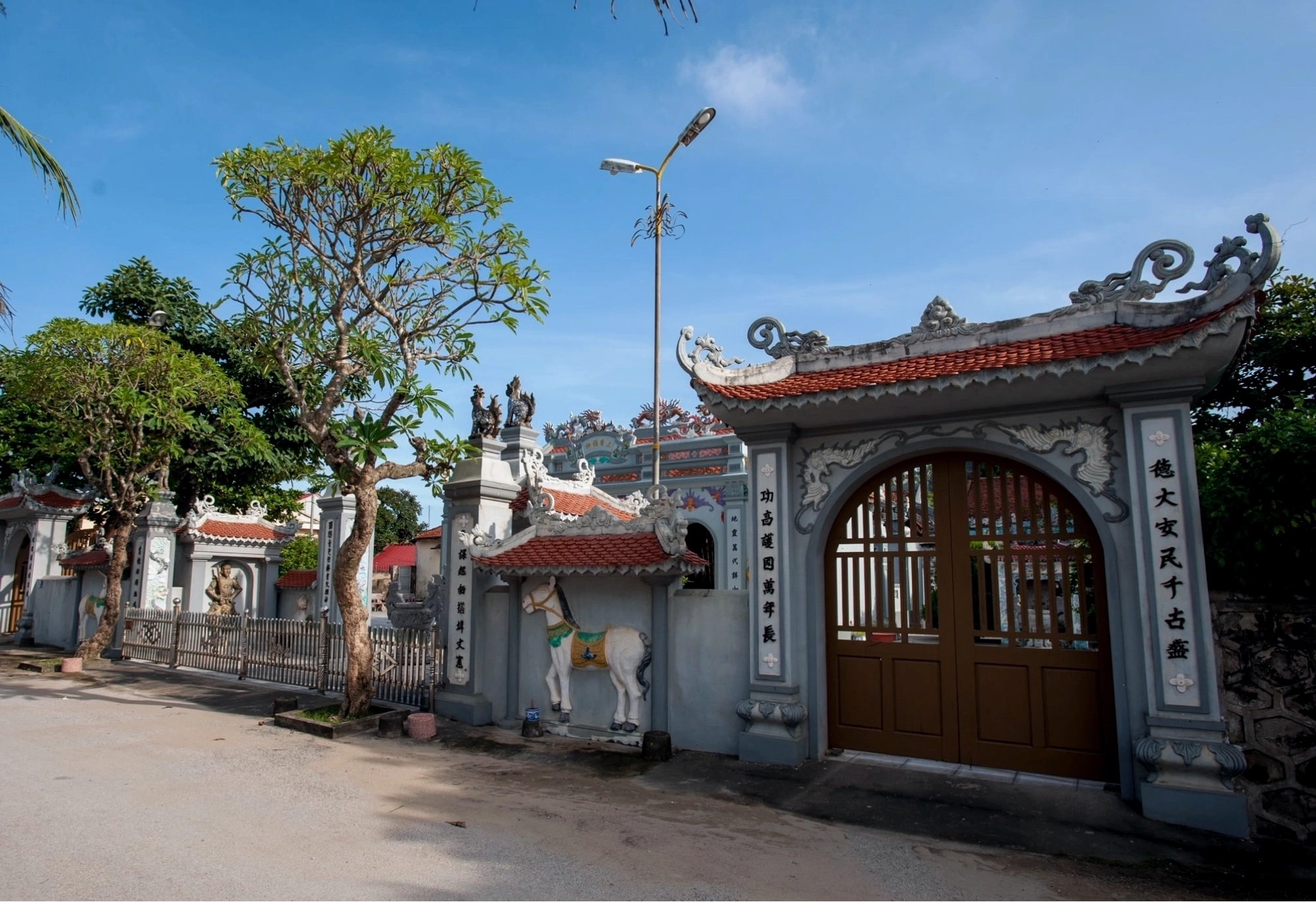 Kiến trúc cổ kính của Đền Vạn Lộc