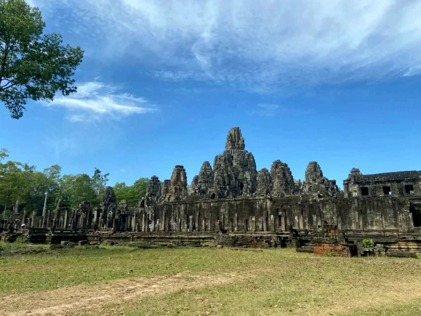 Kiến trúc đền cổ tại Sambor Prei Kuk với những tháp đá rêu phong