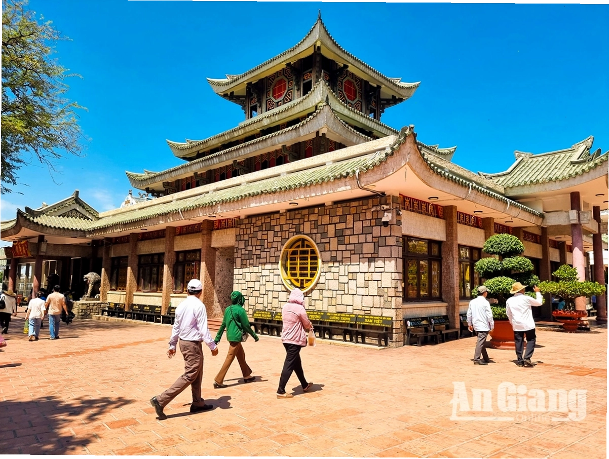 Kiến trúc đồ sộ và lộng lẫy của Miếu Bà Chúa Xứ Núi Sam nhìn từ xa