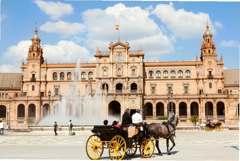 Kiến trúc độc đáo của Plaza de España trong chuyến đi Seville
