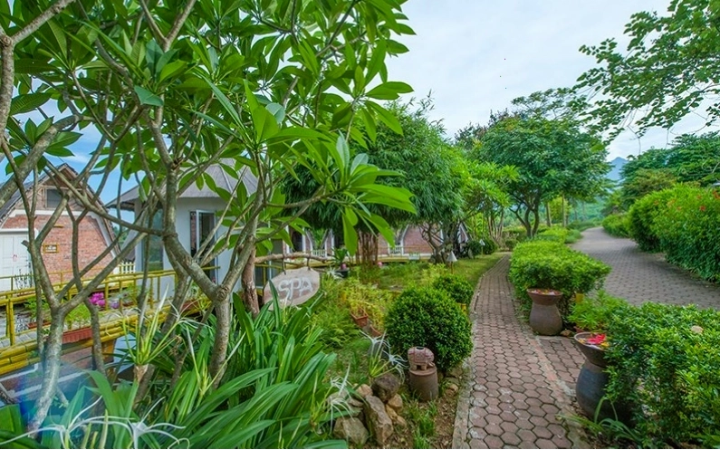 Kiến trúc độc đáo của Tản Đà Resort Ba Vì với cổng đá ong