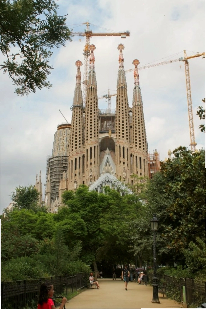 Kiến trúc Sagrada Familia tại Barcelona, biểu tượng của thành phố