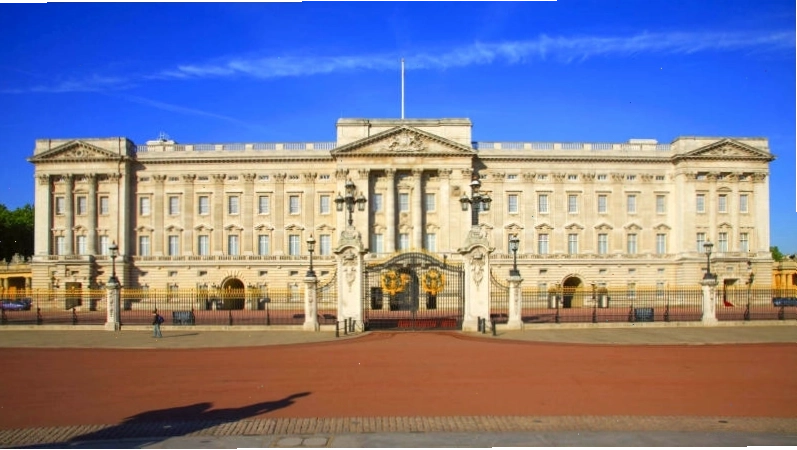 Kiến trúc uy nghi của Cung điện Buckingham nhìn từ Quảng trường