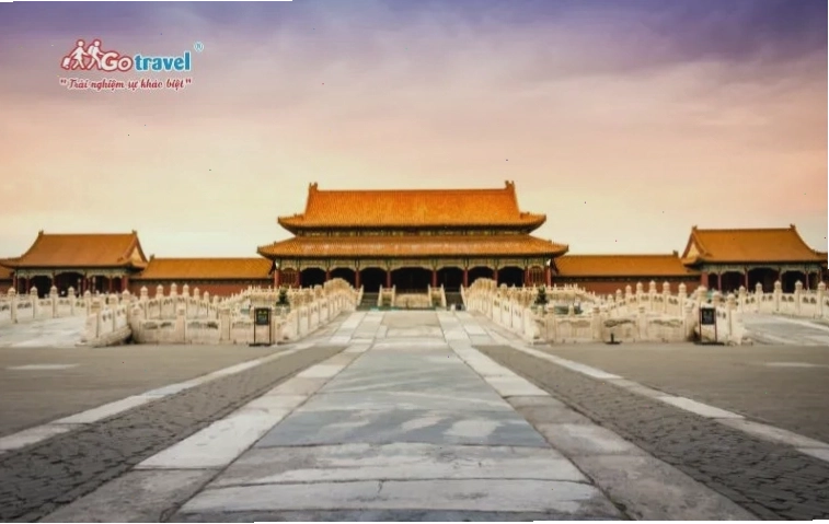 Kiến trúc uy nghiêm của Tử Cấm Thành dưới ánh nắng ban mai