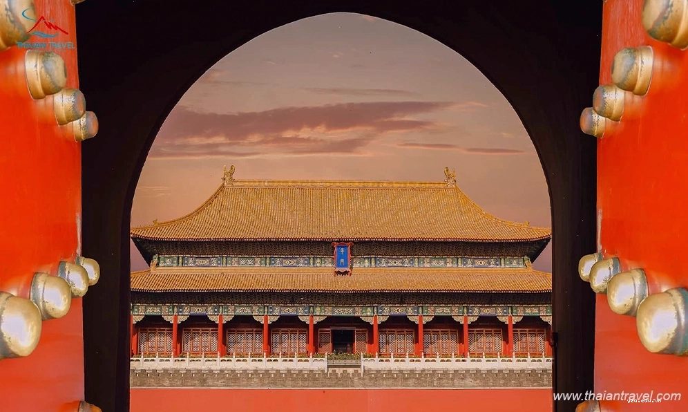 Kiến trúc uy nghiêm và cổ kính của Càn Thành cung