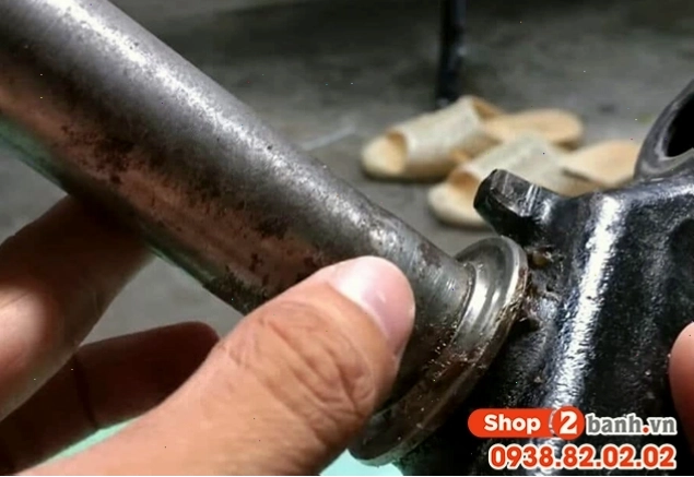 Kỹ thuật viên đang thực hiện ép chảng ba cho xe máy bằng máy móc chuyên dụng