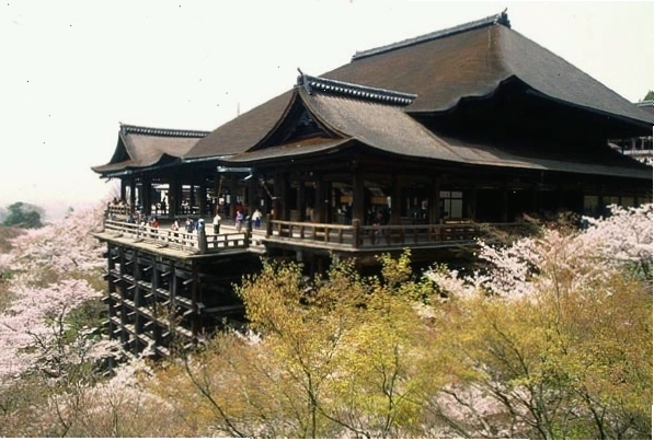 Kyoto chìm trong vẻ đẹp tĩnh lặng của mùa đông phủ đầy tuyết trắng