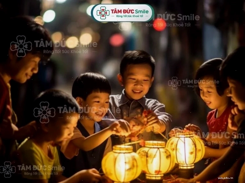 Lá vàng rơi tạo nên khung cảnh lãng mạn mùa thu ở Việt Nam