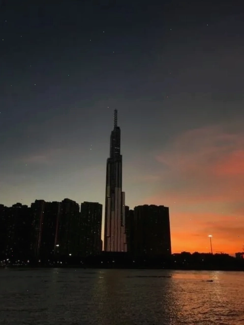 Landmark 81 hiện lên trong khoảnh khắc hoàng hôn đỏ cam đầy chất thơ