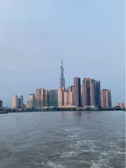 Landmark 81 lung linh ánh đèn đường và ánh sáng thành phố về đêm
