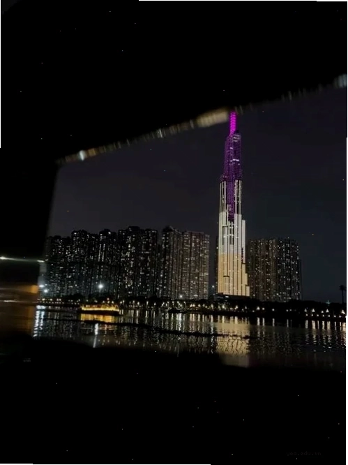 Landmark 81 lung linh ánh đèn tím về đêm