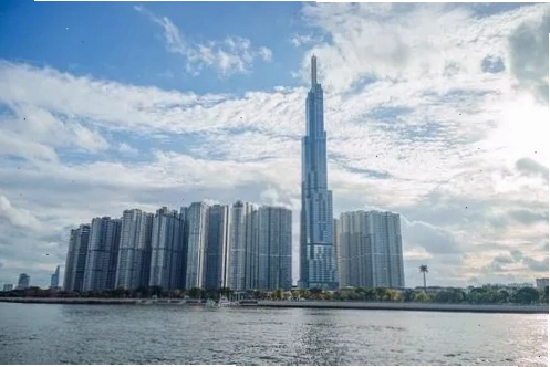 Landmark 81 nhìn từ xa với bầu trời xanh trong và mây trắng