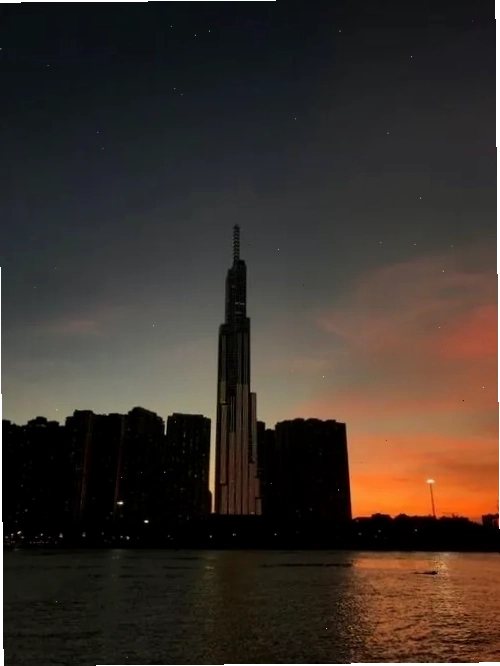 Landmark 81 nổi bật giữa skyline Sài Gòn lúc hoàng hôn