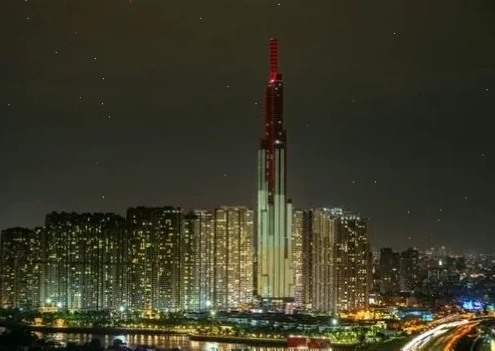 Landmark 81 phản chiếu xuống mặt nước sông Sài Gòn