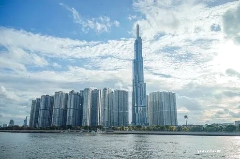 Landmark 81 với nền trời xanh trong và bố cục cân đối