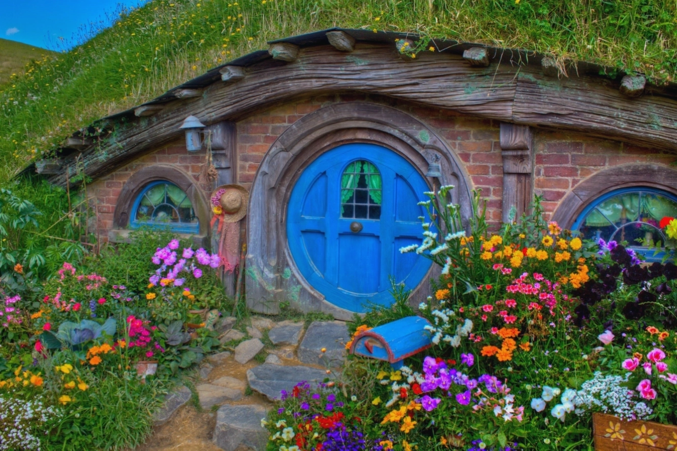 Làng Hobbiton New Zealand với những ngôi nhà nhỏ xinh xắn và cảnh quan xanh mát