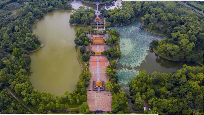 Lăng Minh Mạng với kiến trúc cổ kính và khuôn viên rộng rãi