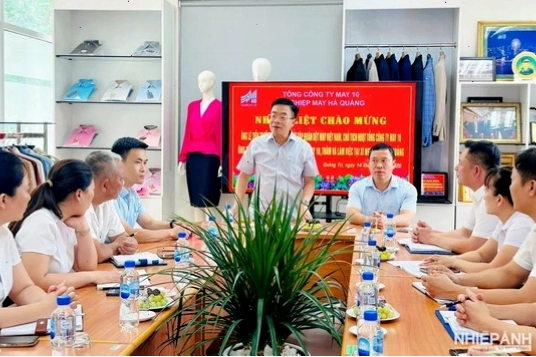 Lãnh đạo Tập đoàn Dệt May Việt Nam thăm Xí nghiệp May Hà Quảng